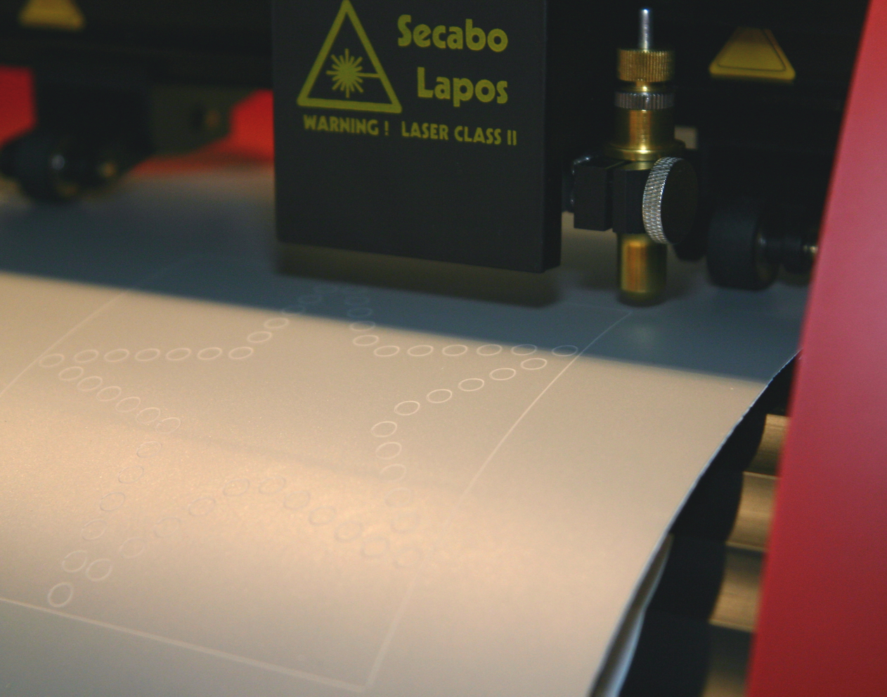 Schneideplotter Secabo Lapos hat kleine Kreise für Strasssteine in dicke Klebefolie geschnitten, Schablone für die Strassapplikation