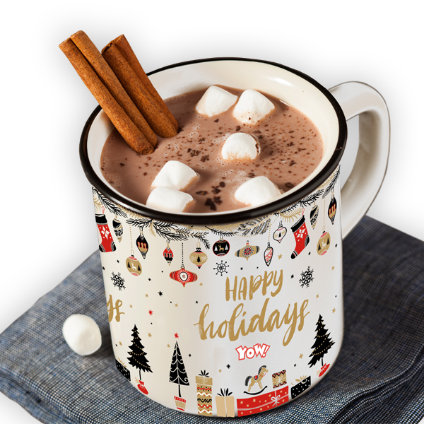 Bedruckte Emailletasse mit Weihnachtsmotiven und goldenem Schriftzug Happy holidays, gefüllt mit Kakao, Marshmallows und Zimtstangen