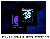 Zwei schwarze T-Shirts mit FlexCut-NightClub-Löwenmotiv und Schriftzug leuchten unter Schwarzlicht weiß und violett
