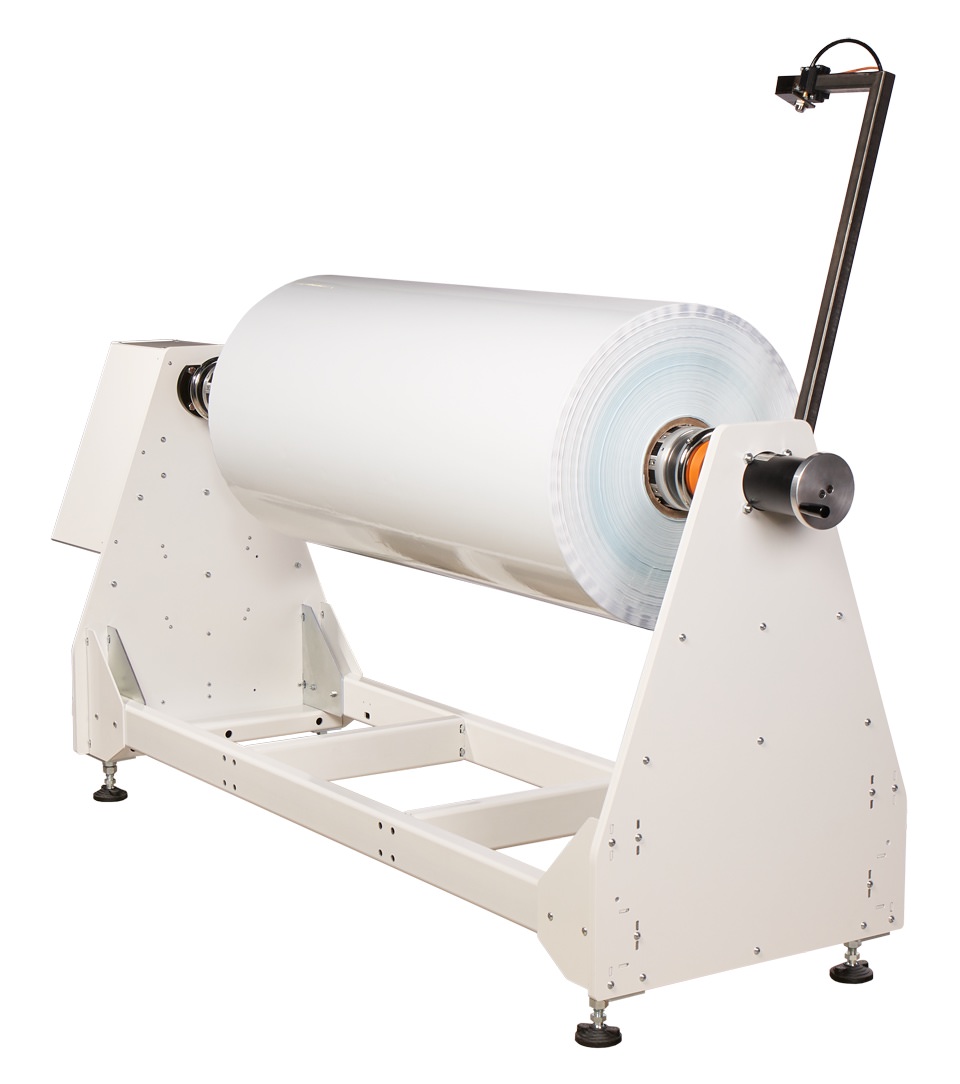 NEPATA JC1650 Jumbo Companion: weißes Abwickelgestell mit großer, breiter Mutterrolle aus weißer Folie auf Wickelwelle, Sensorarm und Antrieb