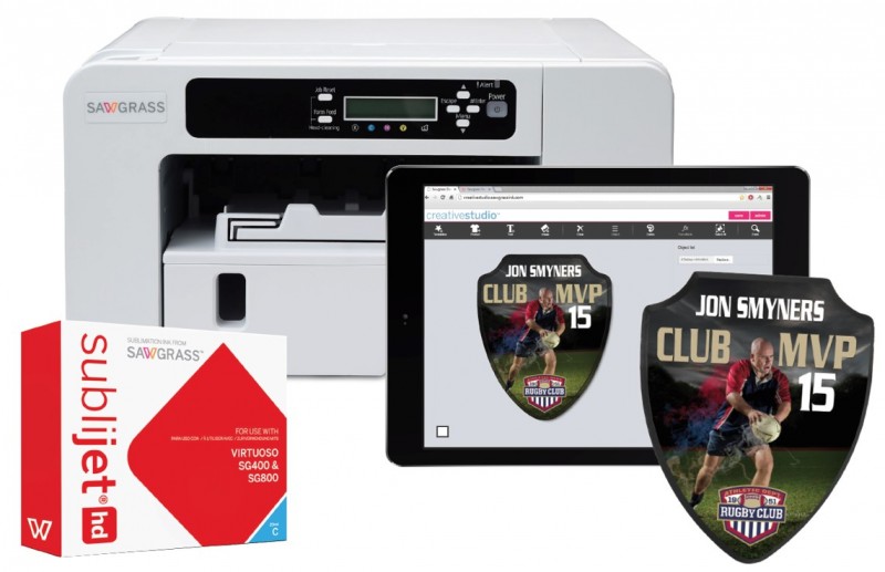 Sawgrass Virtuoso Sublimationsdrucker mit SubliJet-HD-Tintenpatrone, Tablet mit Creative Studio und damit bedrucktem Rugby-Wappenschild