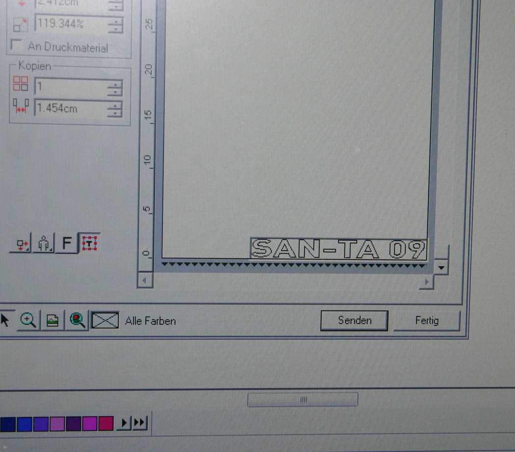 Plottersoftware am Bildschirm mit dem Schriftzug SAN-TA 09 als Konturvorlage, bereit zum Senden an den Schneideplotter