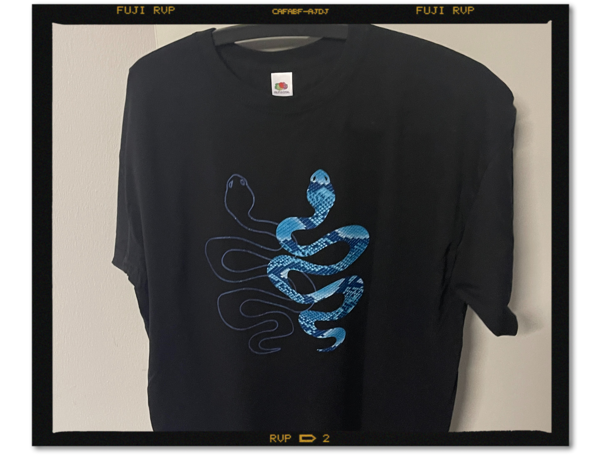 Schwarzes T-Shirt mit zwei Schlangen: eine aus SEF FantasyFlex Blue Snake mit Schuppenmuster, eine als Umriss aus Atomic Sparkle blue