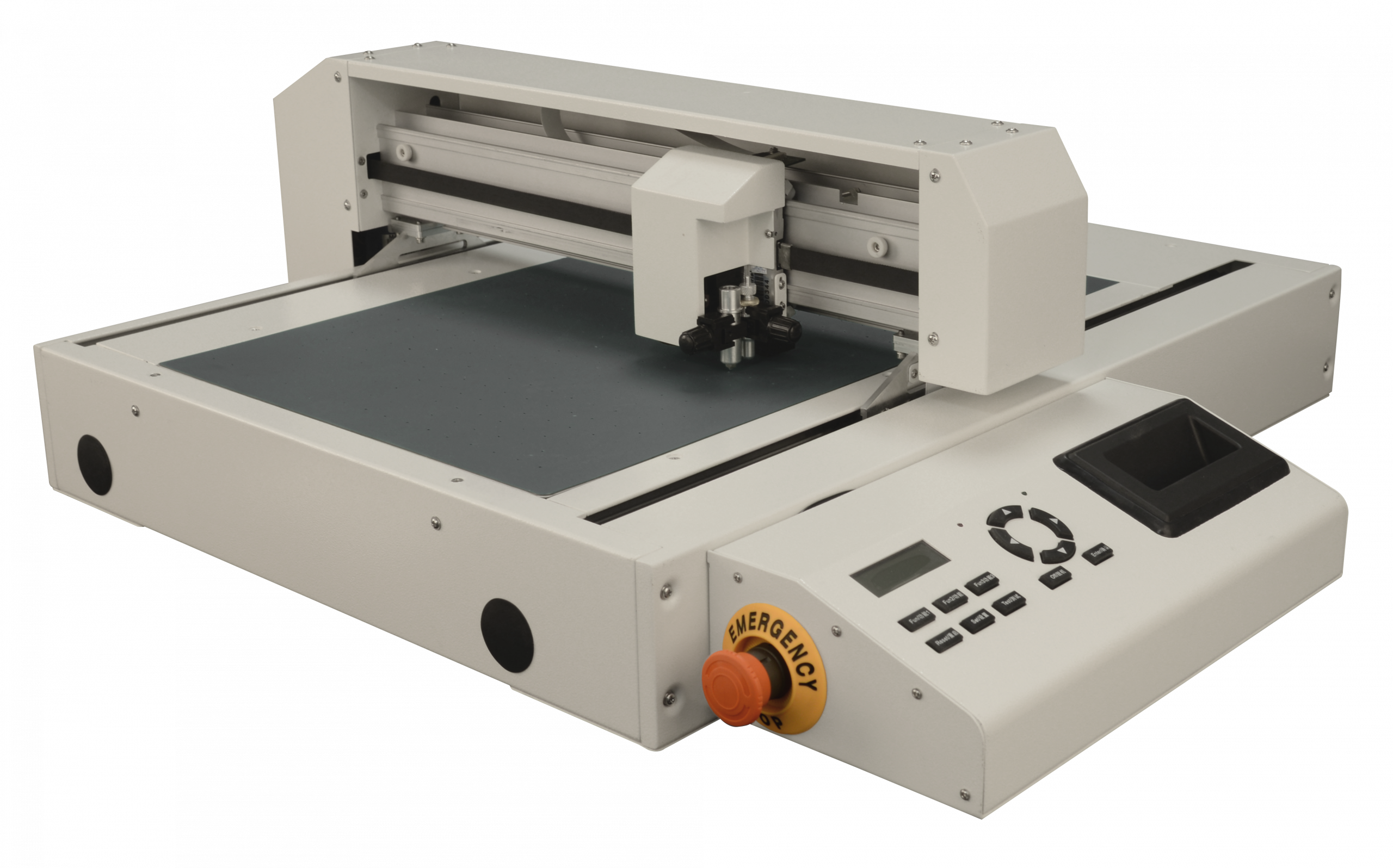 Secabo FC50 Flachbettplotter in Hellgrau mit perforiertem Vakuumtisch, Schneidkopf auf Querbalken, Bedienfeld mit Display und Not-Aus-Taster