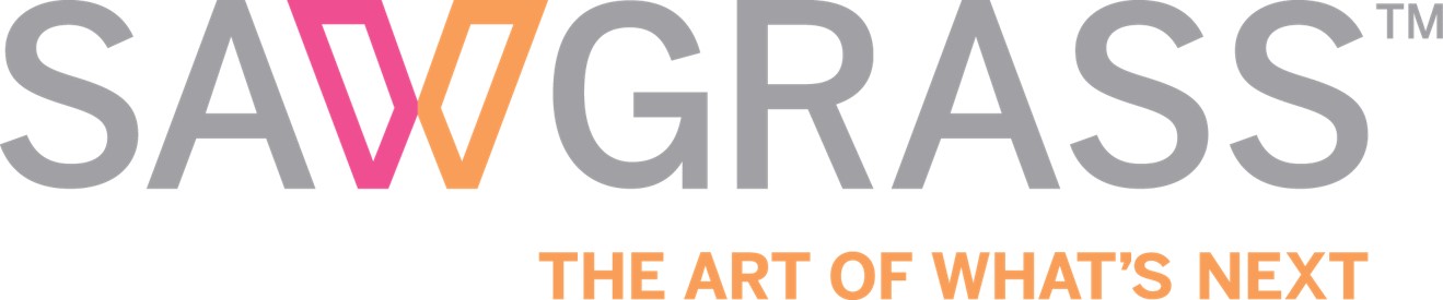 Logo des Druckerherstellers Sawgrass in Grau mit pinkem und orangem W, darunter der Slogan The Art of What's Next in Orange