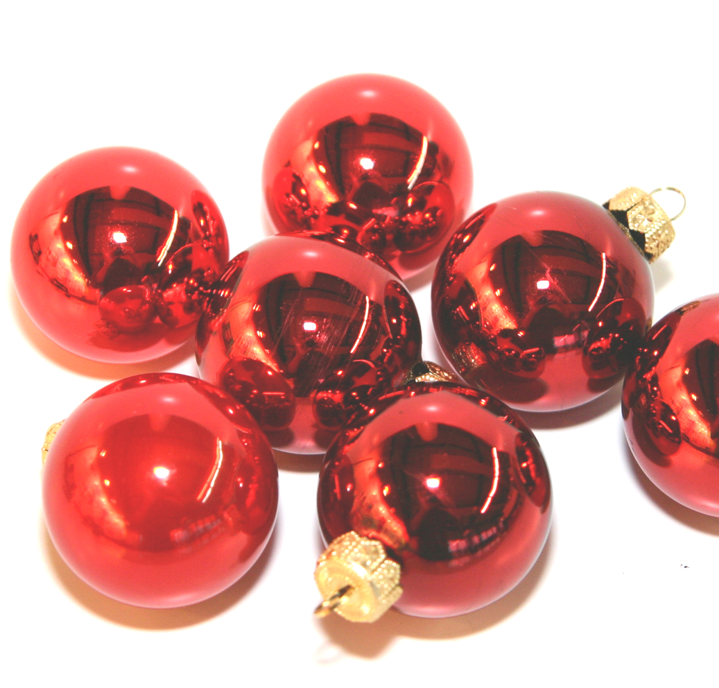 Sieben glänzend rote Christbaumkugeln mit goldenen Aufhängern auf weißem Grund, noch unbeschriftet als Ausgangsmaterial für personalisierte Kugeln