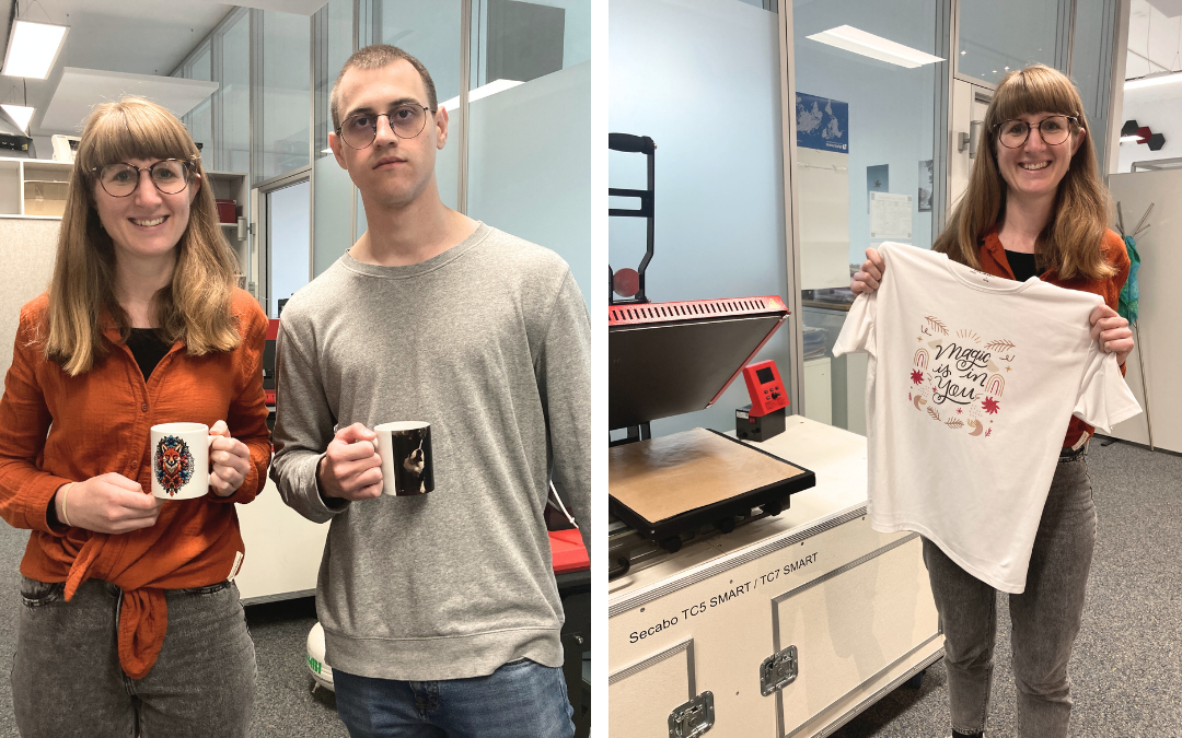 Kathrin mit Fuchs-Tasse und Kollege mit bedruckter Tasse, rechts Kathrin mit T-Shirt Magic is in You vor einer Secabo-Transferpresse
