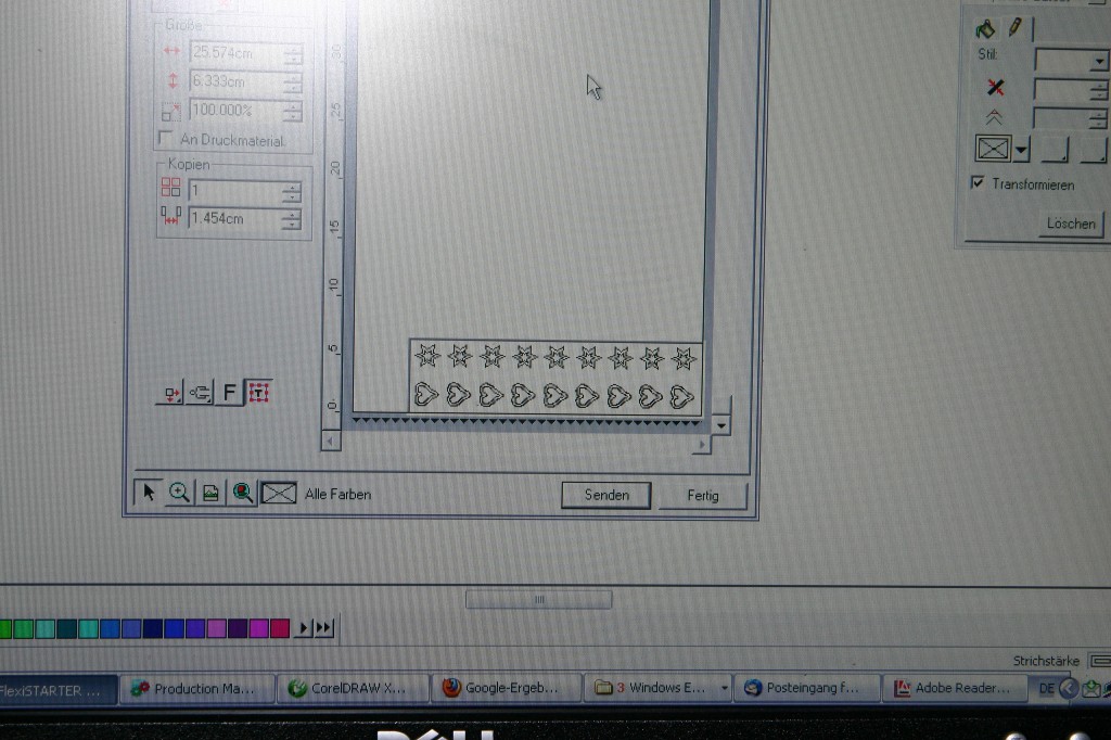 Bildschirm mit Plottersoftware: Reihen aus Sternen und Herzen als Aufkleber-Motive für die Winteräpfel, bereit zum Senden an den Schneideplotter