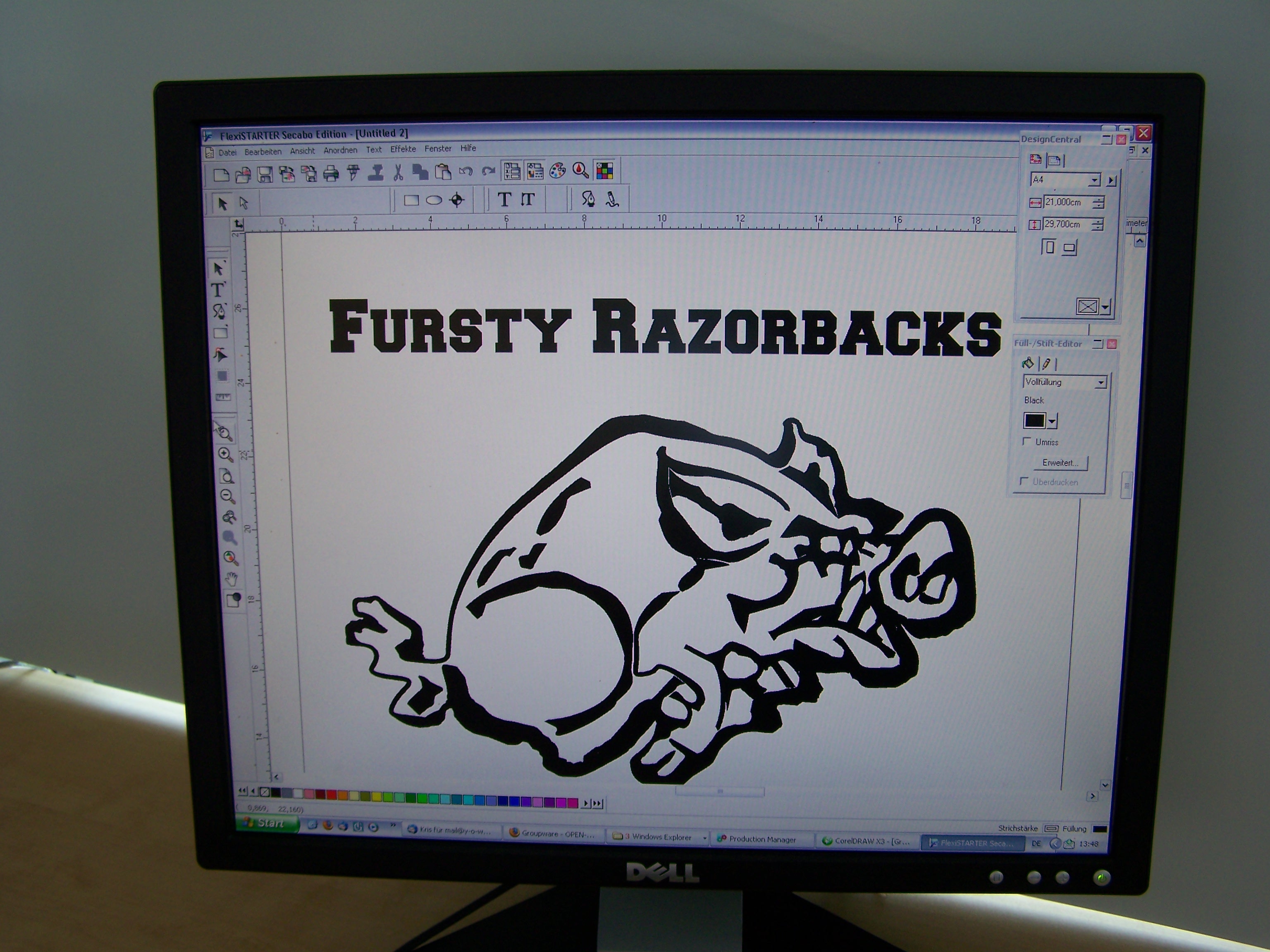 Monitor mit Plottersoftware FlexiSTARTER: Schriftzug Fursty Razorbacks und Wildschwein-Grafik in Schwarz als Schneidevorlage für Flexfolie