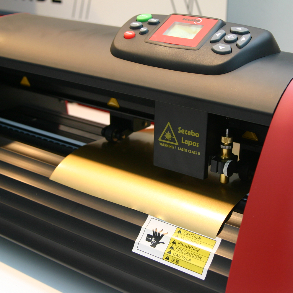 Schneideplotter Secabo Lapos mit eingelegter goldener Selbstklebefolie zum Plotten der weihnachtlichen Schriftzüge fürs Geschirr