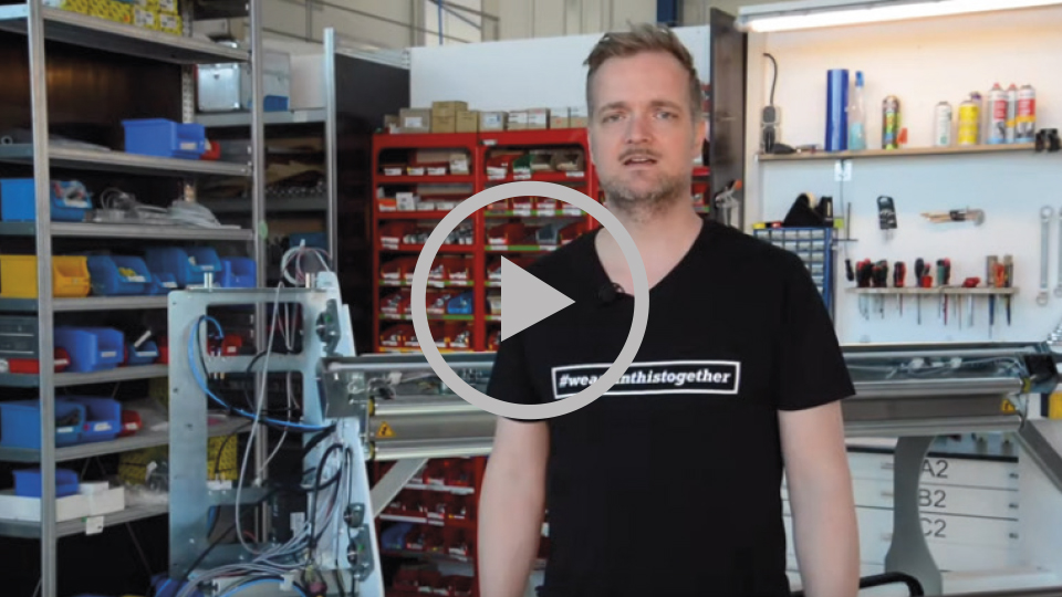 Vidéo : Fabian Franke, PDG de NEPATA, s'exprime dans l'atelier, devant une machine, sur les avantages des machines NEPATA
