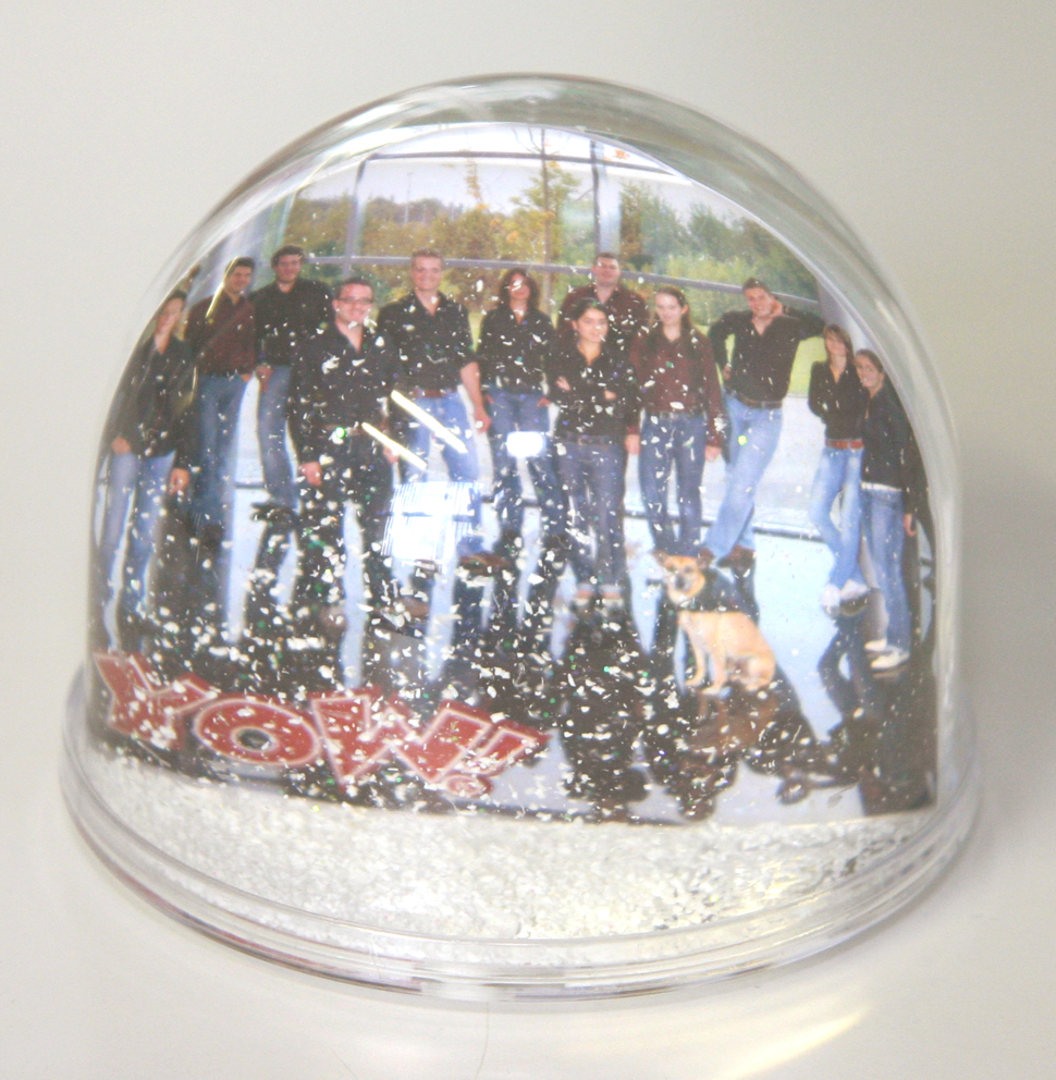 Schneekugel als Weihnachtsgruß mit Foto des YOW!-Teams in dunklen Hemden und Jeans, einem Hund und rotem YOW!-Logo zwischen Glitzerschnee