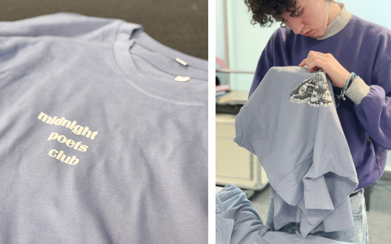 Viola-blaues Oversize-Shirt mit hellem Brustdruck midnight poets club, daneben prüft eine Person den Rückendruck mit Nachtfalter-Motiv