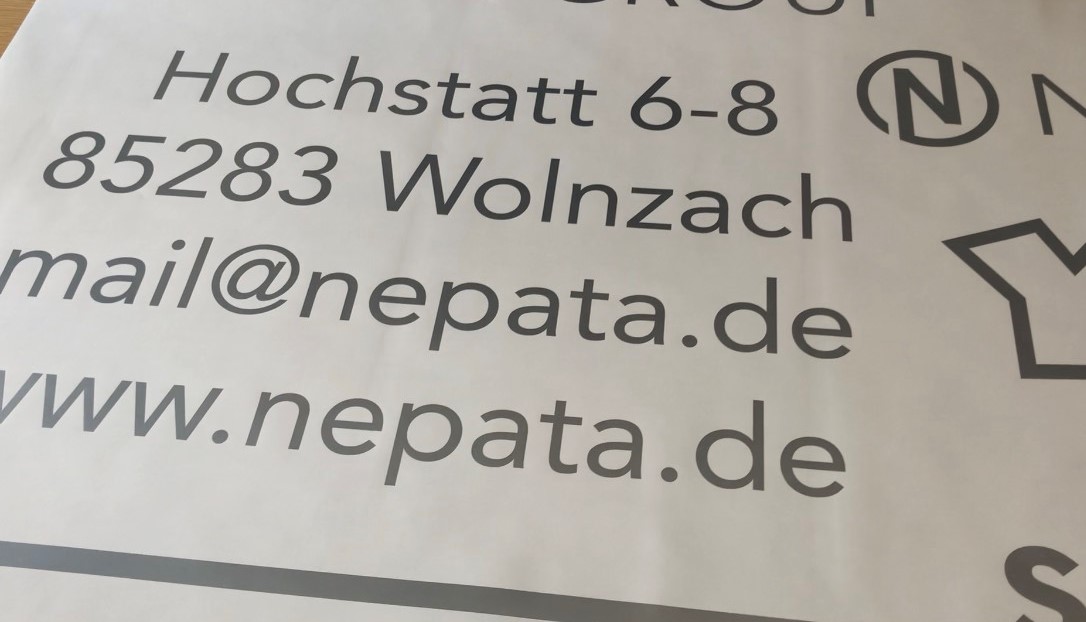 Entgitterter grauer Folienplot auf Trägerpapier mit Adresse, E-Mail und Website von nepata sowie Logoteilen, bereit für die Übertragungsfolie