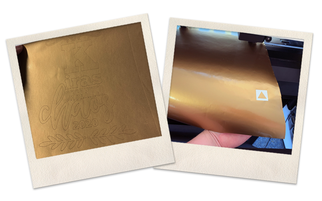 Goldene Plotterfolie mit ausgeschnittenem Schriftzug Kiras Organized Chaos 2020, daneben Folie im Plotter mit dreieckigem Testschnitt
